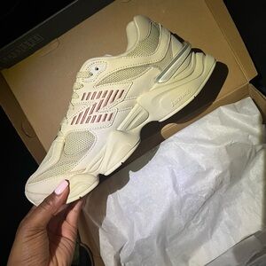 9060 bone sparrow - New balance
Size 9 men
Size 10.5 women.